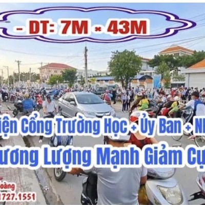 bán nhà trước cổng trường tại bình dương (7m × 43m)| giá thấp cũng bán